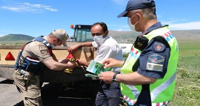 Jandarma traktör kazalarını önlemek için reflektör dağıttı