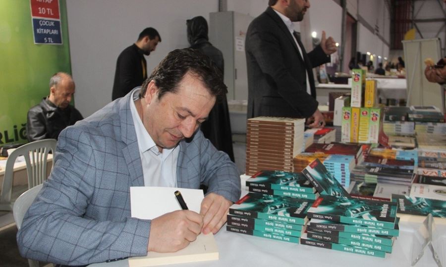 Gazeteci-Yazar Türkez, Kitabını İmzaladı