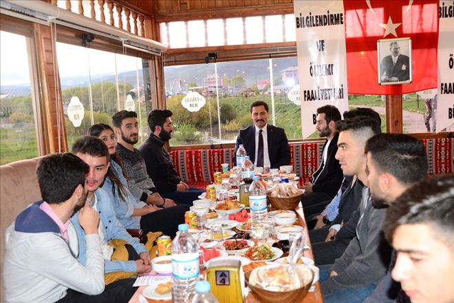 VALİ ÖĞRENCİLERLE İFTAR AÇTI