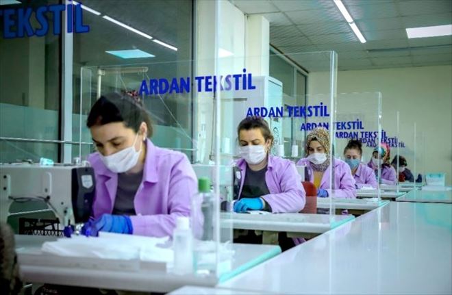 GÜNDE 15 BİN MASKE ÜRETİYORLAR