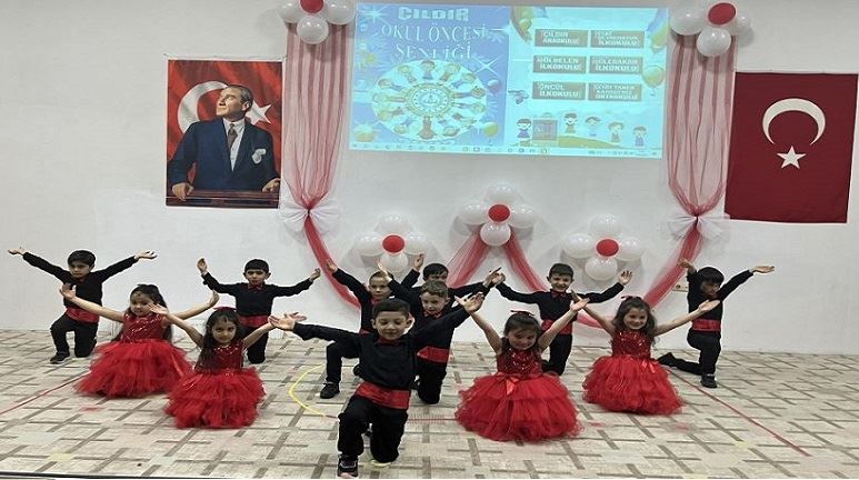 MİNİK ÖĞRENCİLERDEN YIL SONU GÖSTERİSİ