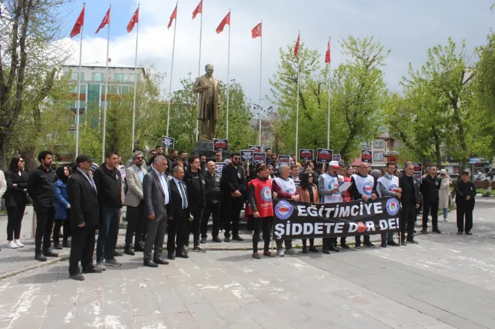 KATLEDİLEN ÖĞRETMEN İÇİN EYLEM YAPTILAR