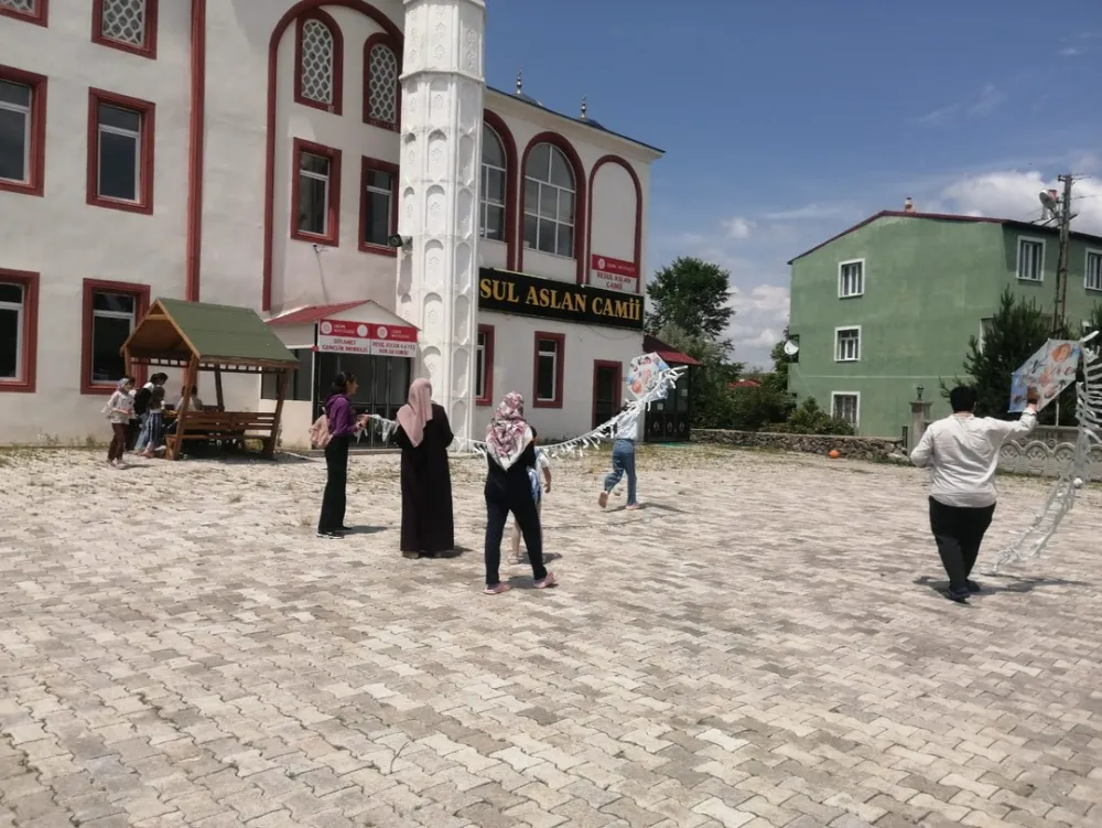 Resul Aslan Camii Yaz Kur’an Kursunda Uçurtma Şenliği Yapıldı