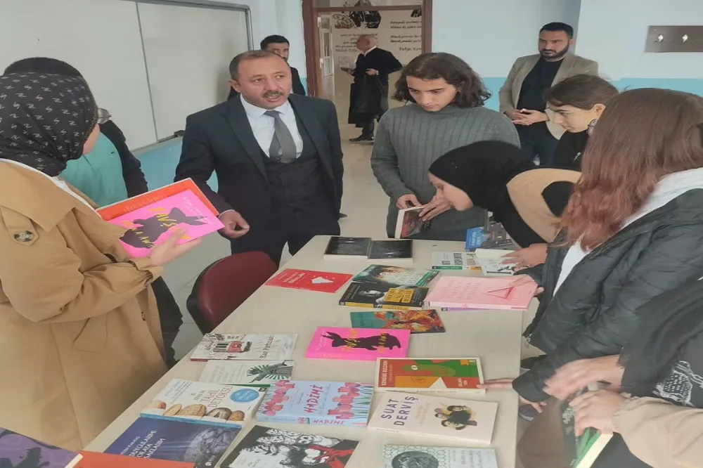 Çıldırlı İş Adamları Okullara Kitap Hediye Etti