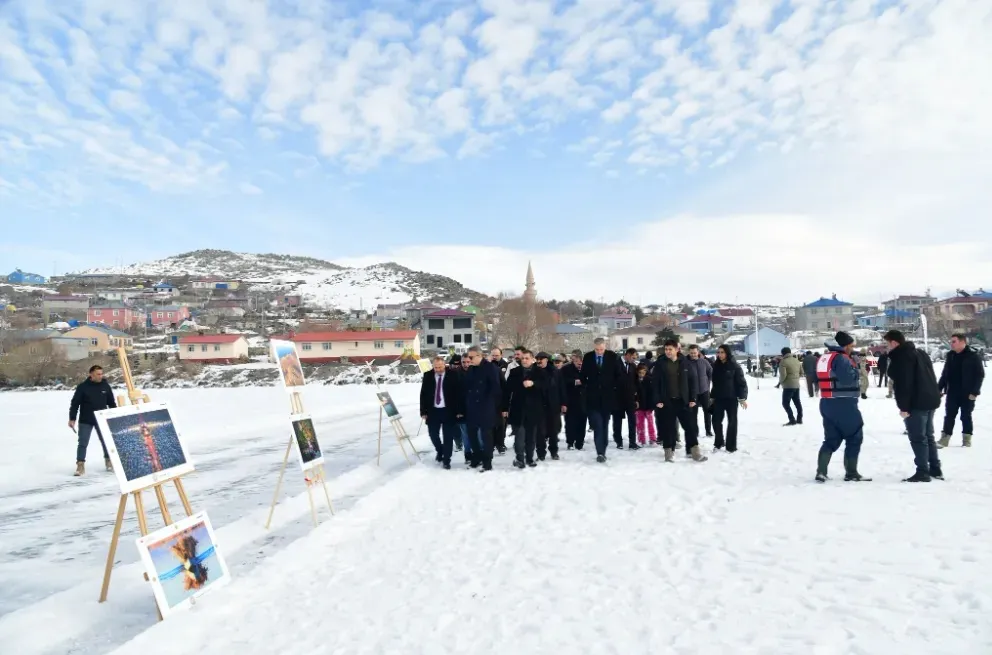 Donan göl üzerinde resim sergisi açıldı