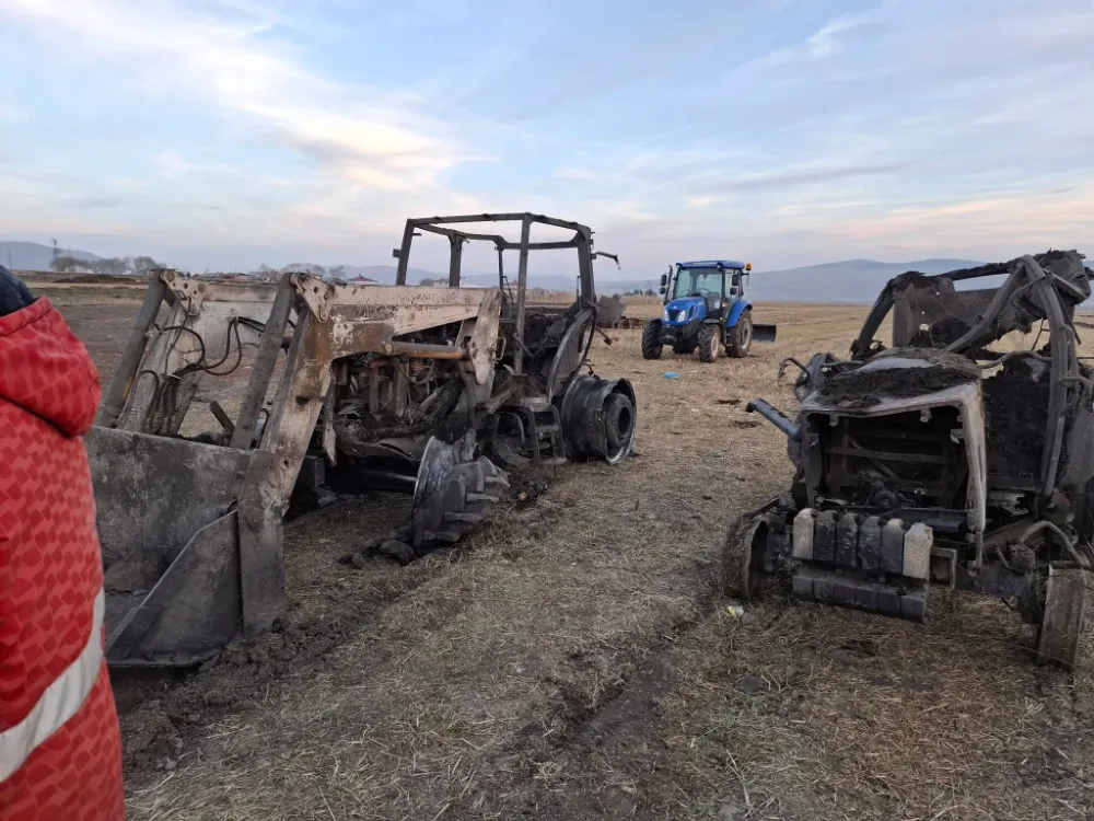 Çıkan Yangında 2 Traktör ve Ekipmanları Kül Oldu