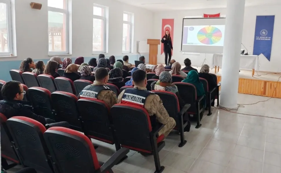 Çıldır’da “Teknoloji Bağımlılığı ve Güvenli İnternet” Semineri Yapıldı