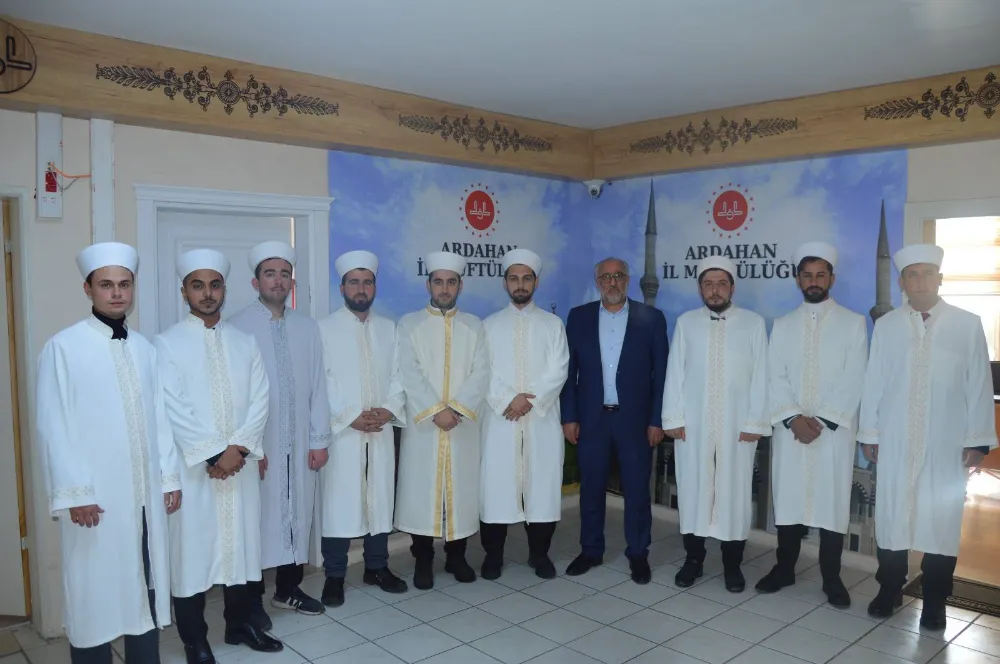 Ardahan’da  Göreve Yeni Başlayan Din Görevlileri Cübbelerini Giydiler