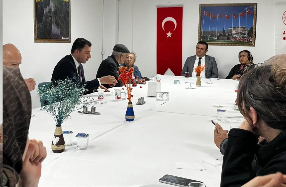 Yaşlılar Müdür Çetinkaya ile Huzur Buluyor 
