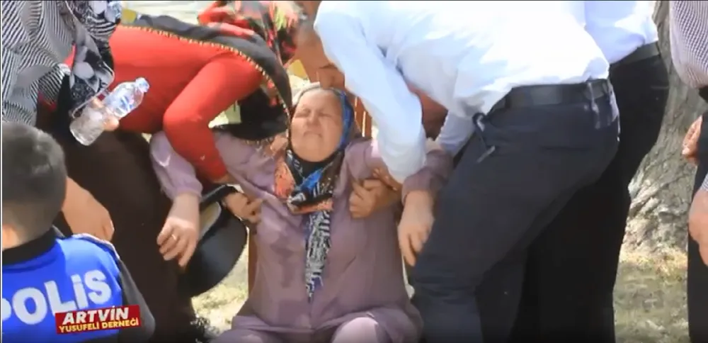 Halk Ozanı Yılmazoğlunun Türküsü Annenin Bayılmasına Sebep Oldu