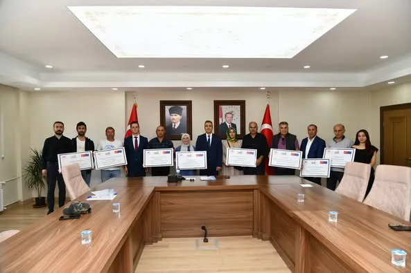 VALİ ÇİÇEK, 84.2 MİLYONLUK HİBE ÇEKLERİNİ  HAK SAHİPLERİNE VERDİ
