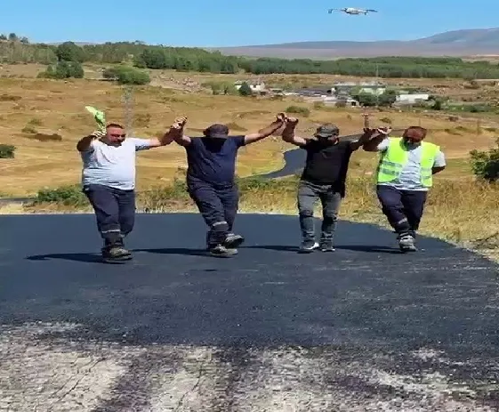 Halaylı çalışma sosyal medyada gündem oldu
